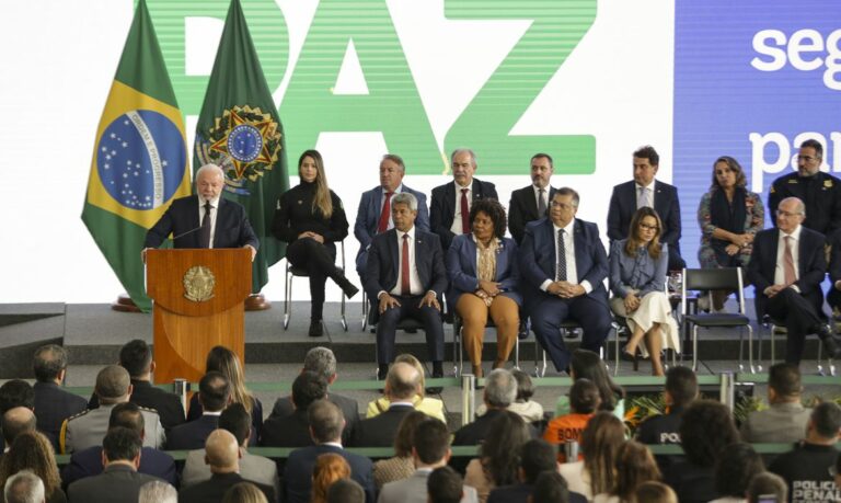 Presidente assina decreto e restringe o acesso a armas e munições por parte dos civis