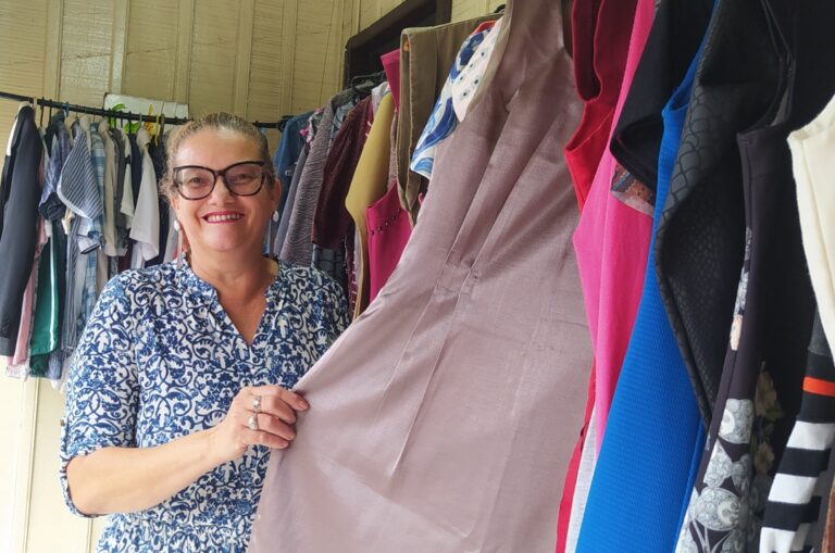 Cuidadora de idoso perde o emprego, abre bazar na varanda da casa e comemora sucesso