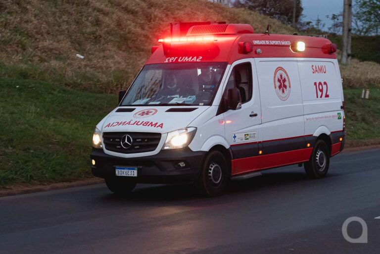 Motorista perde o controle e capota veículo em trevo da PR-323, em Cruzeiro do Oeste