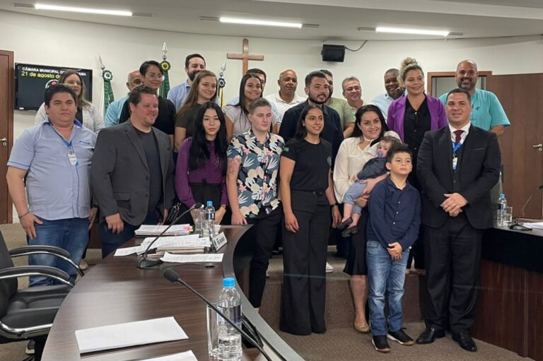 Coordenador do curso de Direito da UniAlfa recebe moção de aplausos na Câmara de Umuarama