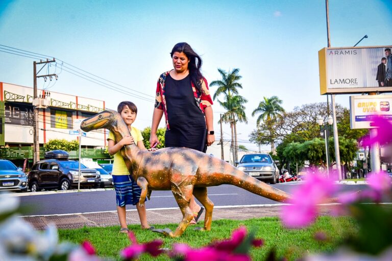 Dinossauro ‘fujão’ de Cruzeiro do Oeste posa para fotos e recebe afagos em Umuarama