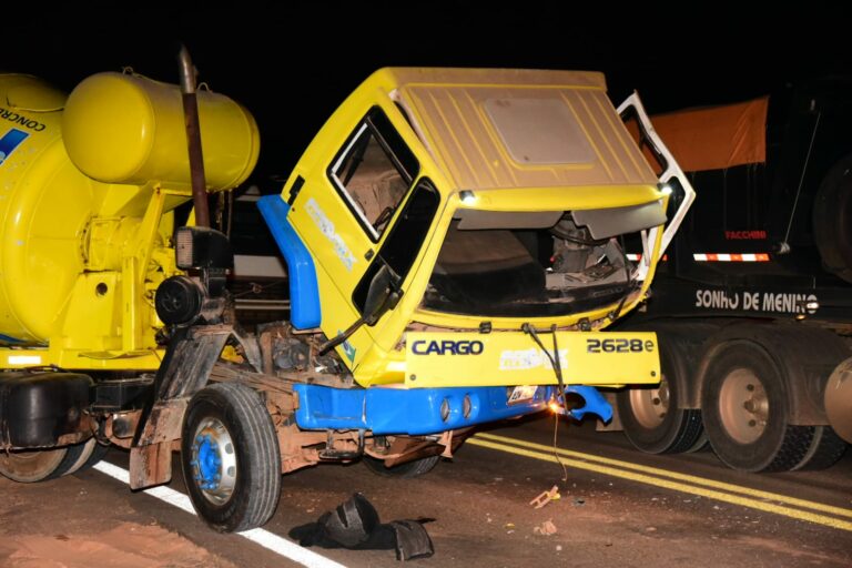 Condutor fica ferido após colisão entre dois caminhões na Estrada Bonfim, em Umuarama