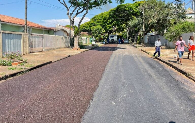 Prefeitura realiza serviço de micropavimentação em trechos de ruas do Parque San Remo
