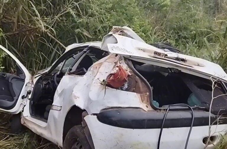 Condutor fica ferido após carro sair da pista da PR-323 e parar cerca de 100 metros distante