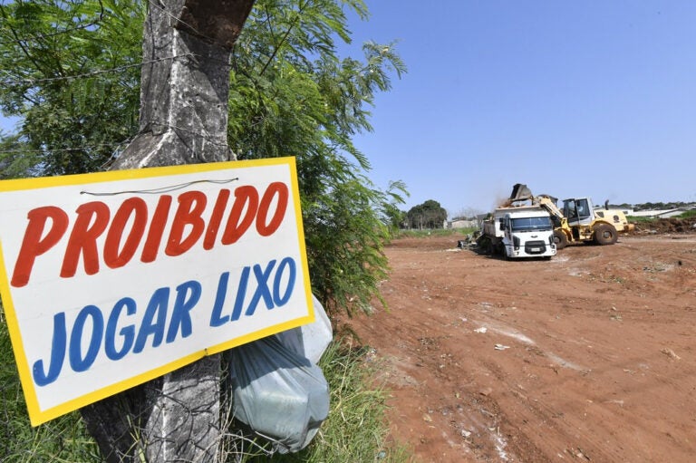Umuarama: Descarte irregular de lixo e entulhos coloca segurança da população em risco