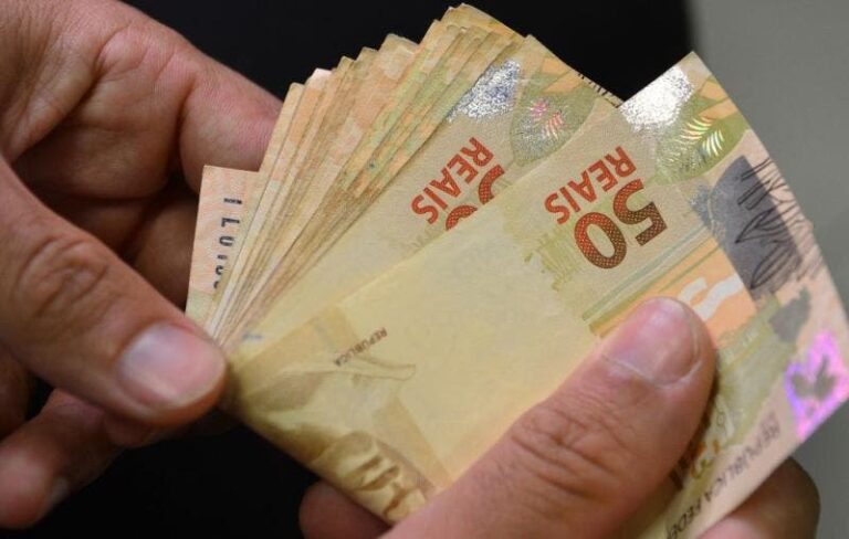 Idoso é abordado na saída de banco no centro de Umuarama e bandido rouba R$ 3 mil