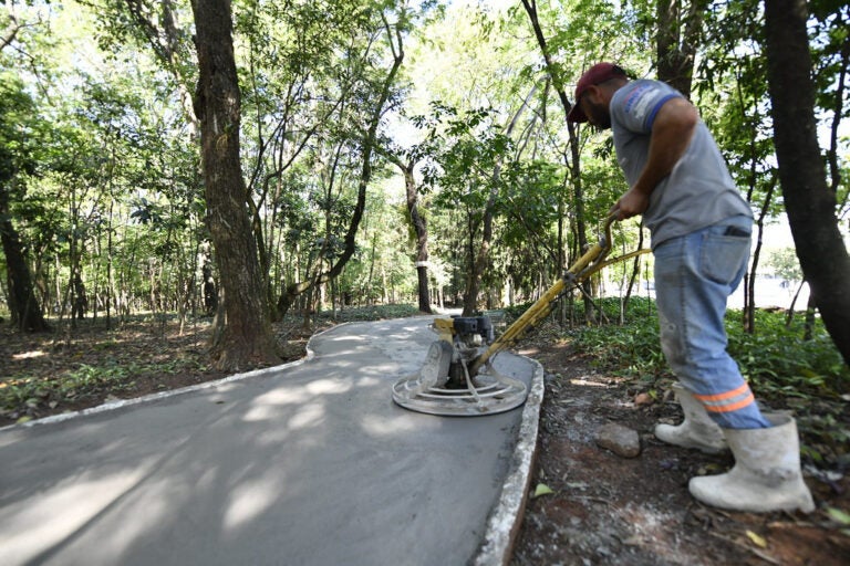 Pista de caminhada do Bosque Uirapuru recebe recape e obra entra na fase de conclusão