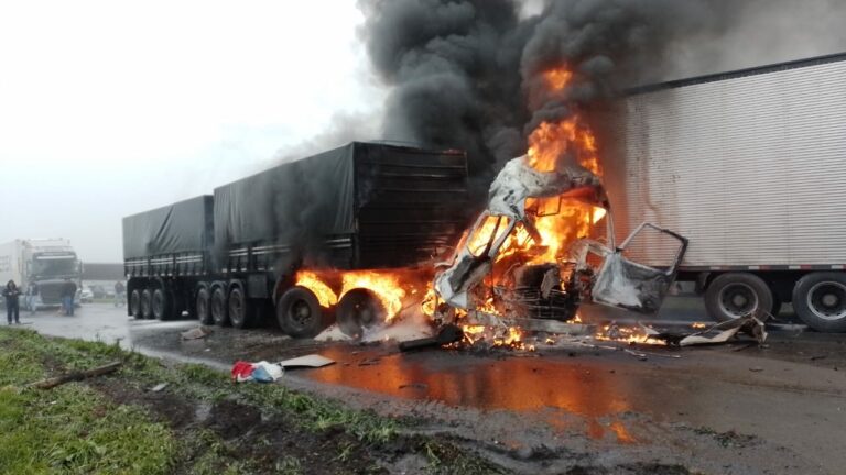 Vários veículos se envolvem em engavetamento na BR-277 e rodovia está bloqueada