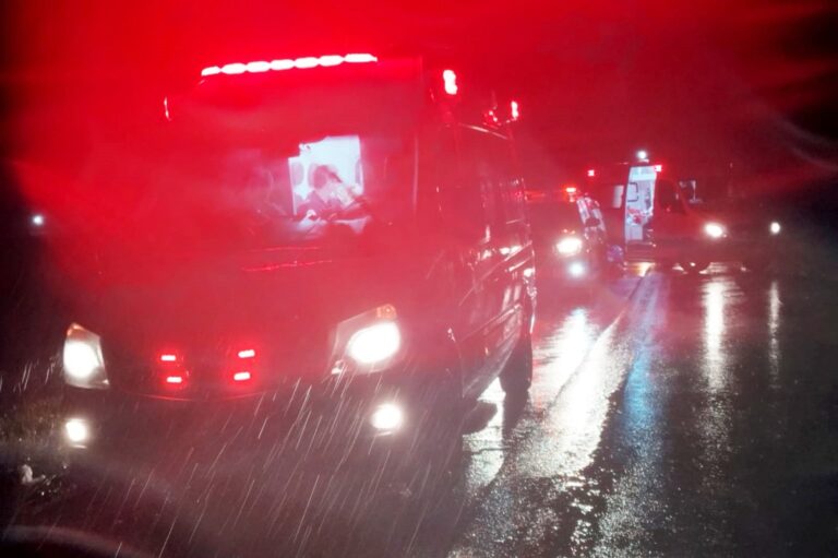 Equipes são acionadas para atender capotamento na PR-323, entre Umuarama e Perobal