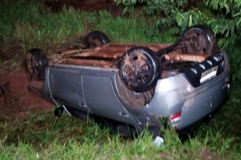 Buraco na pista pode ter ocasionado capotamento na rodovia PR-323, em Perobal