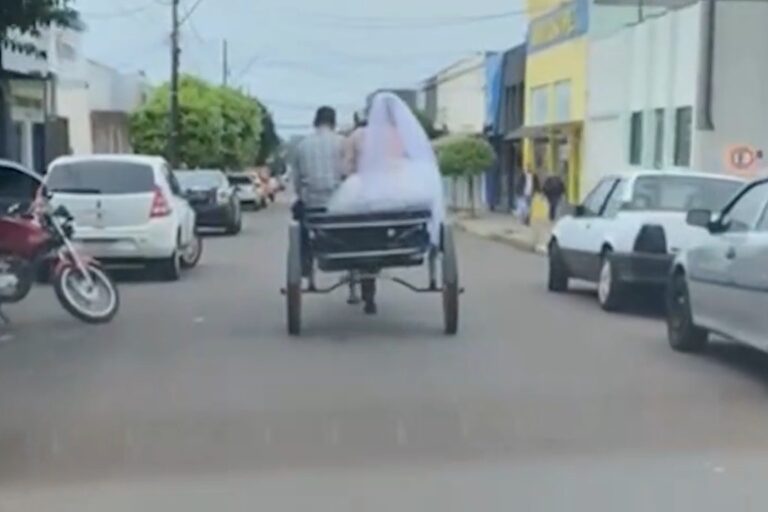Noiva chama a atenção ao ir para casamento em uma charrete na cidade de Goioerê