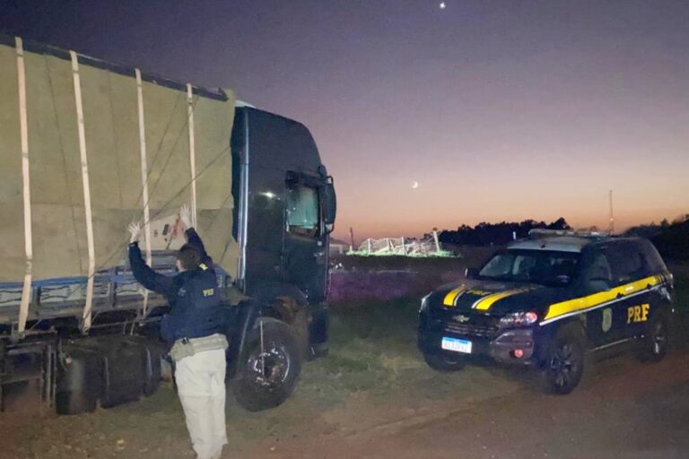 PRF recupera caminhão e apreende carga com 300 mil maços de cigarros em Francisco Alves