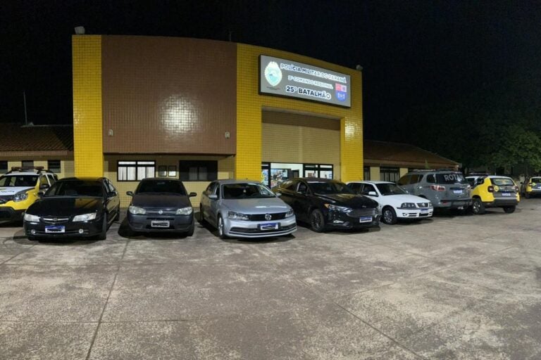 Um automóvel roubado e 4 irregulares são apreendidos em revendedora de Umuarama