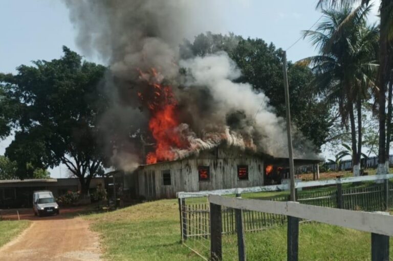 Incêndio destrói casa e carro de moradores da zona rural de Iporã