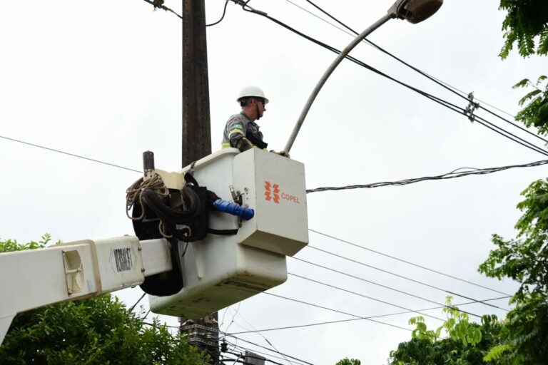 Umuarama tem 6,2 mil imóveis sem energia elétrica após vendaval e chuva desta segunda