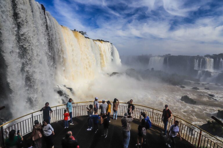 Setor de serviços cresceu 12,1% nos primeiros sete meses; turismo evoluiu 11,3% no Paraná