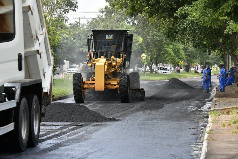 Trabalho de micropavimentação na avenida Parigot de Souza deve se estender até sexta-feira