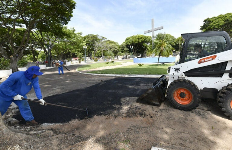 Após calçamento externo, vias do cemitério de Umuarama recebem reperfilamento e manutenção