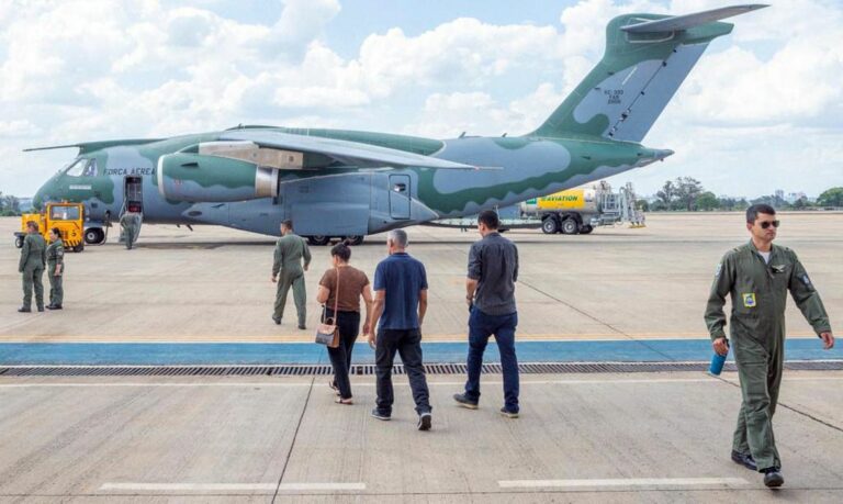 Terceiro avião da FAB trazendo mais 69 brasileiros de Israel chega ao Brasil 