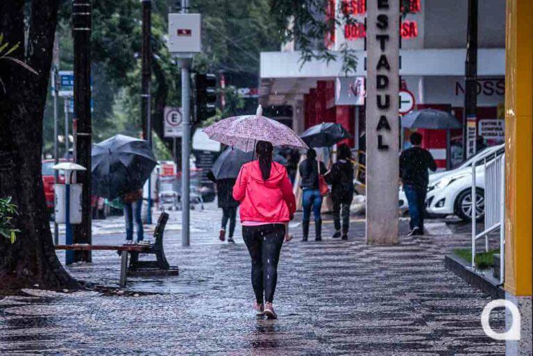 Comércio de rua de Umuarama atenderá até às 13h neste sábado