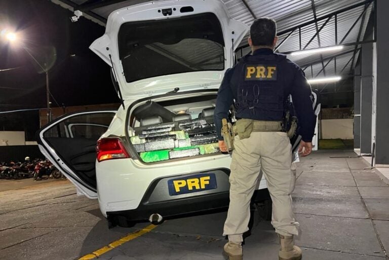 PRF apreende carro roubado carregado com maconha na PR-323 em Umuarama