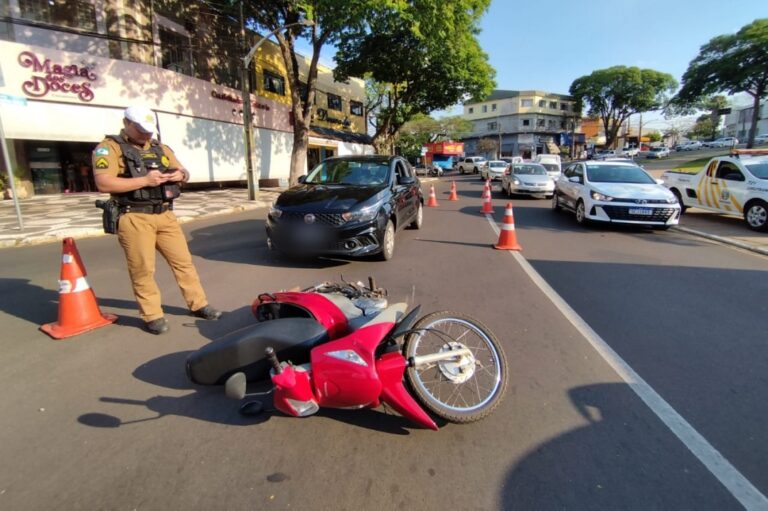 Motociclista é socorrido com suspeita de fratura após colisão no entorno da Praça Santos Dumont