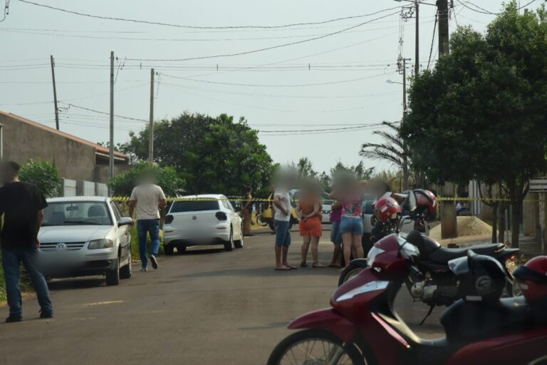 Homem de 30 anos é atingido por cinco tiros em Perobal e morre no quintal de casa