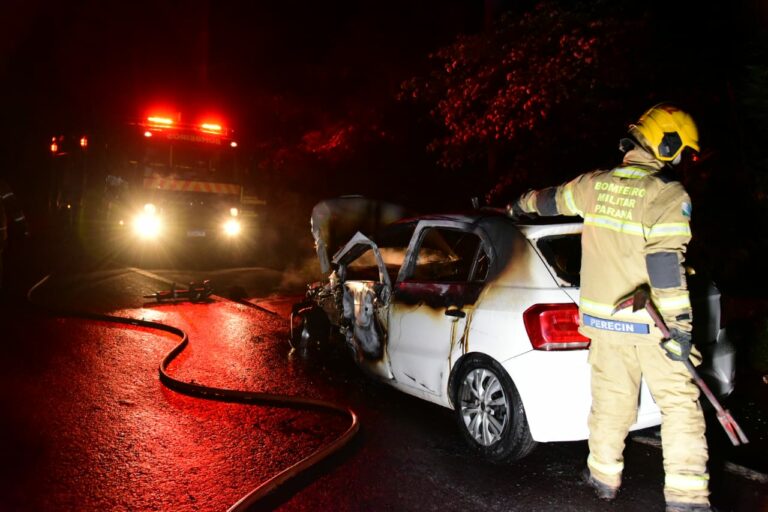 Gol carregado de cigarros pega fogo ao bater em outros veículos na PR-323 em Umuarama