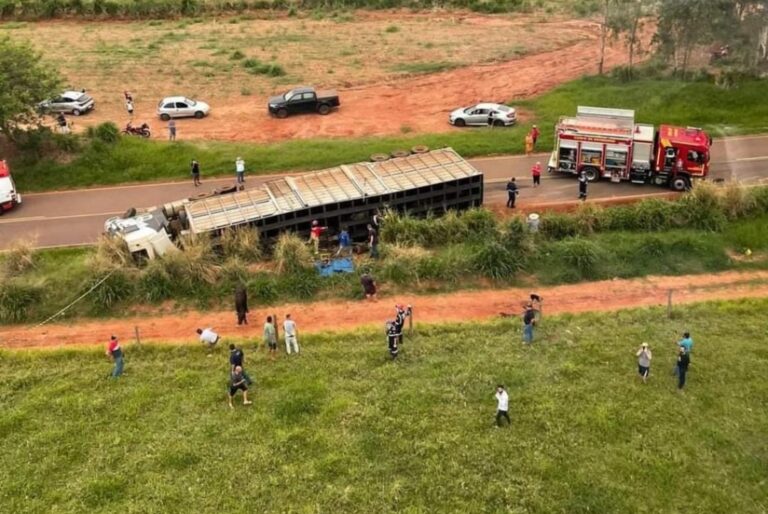 PR-180: Informações preliminares indicam que uma pessoa está esmagada embaixo de caminhão