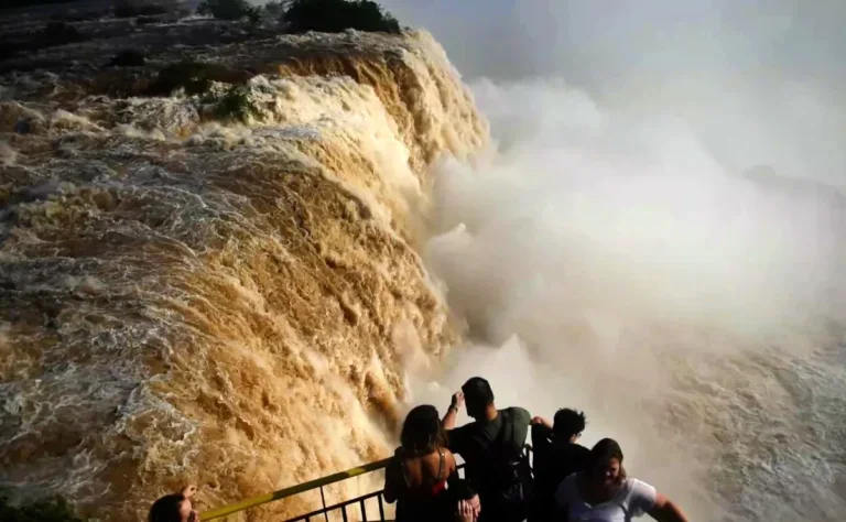 Vazão das Cataratas do Iguaçu chega perto de 10 milhões de litros por segundo neste sábado