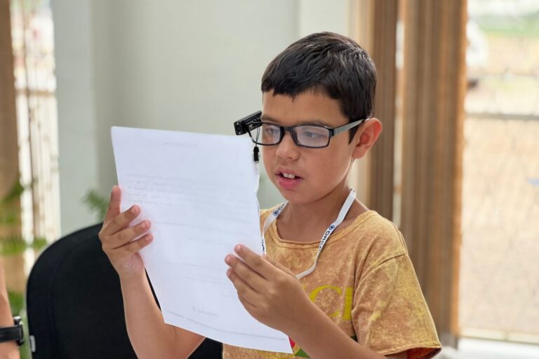 Óculos com inteligência artificial transformam vidas de alunos com deficiência visual no Paraná