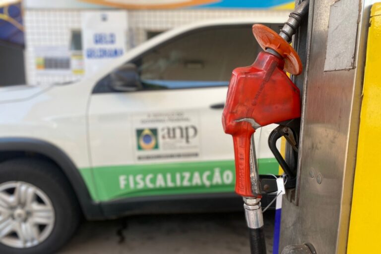 Após denúncias de consumidores, ANP lacra bombas de posto de combustíveis de Umuarama