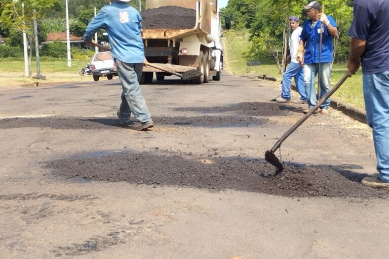 Prefeitura de Cruzeiro do Oeste executa operação tapa-buracos na Avenida Brasil