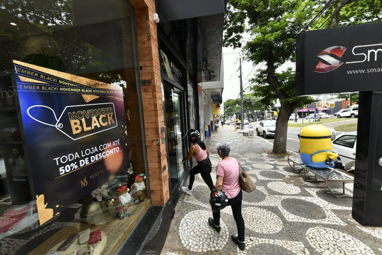 Procon Umuarama orienta consumidores sobre cuidados com as promoções da Black Friday
