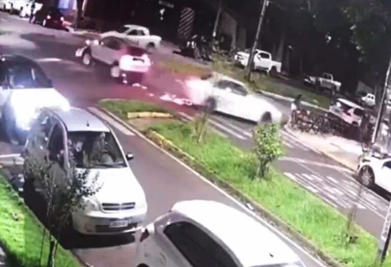 Vídeos mostram momento de grave colisão entre dois carros na avenida Paraná, em Umuarama