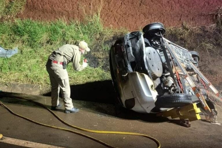 Três pessoas morrem carbonizadas após colisão entre dois carros na PR-317