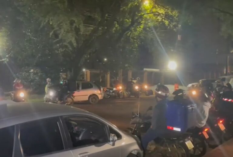 Entregadores fazem buzinaço na frente de casa de cliente acusado de dar calotes