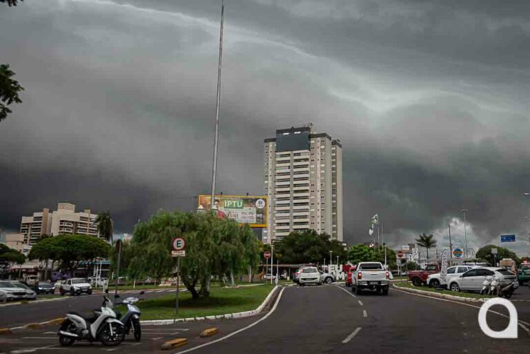 Finados deverá ser de chuva em Umuarama; volume previsto é de 47.7mm até sexta-feira