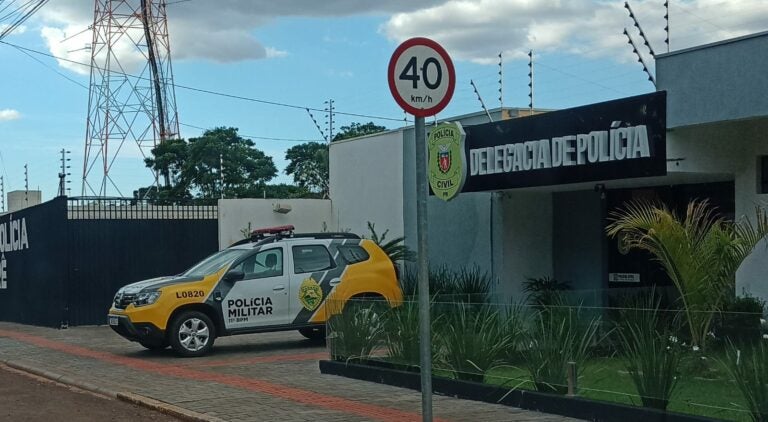 Foi presa: Mulher ameaça tirar a roupa no palco e tenta beijar coordenadora em evento da filha