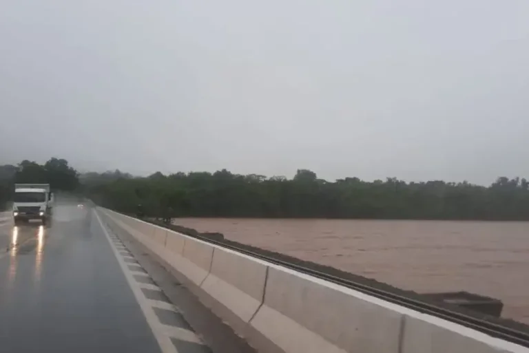 PR-323: ponte sobre o Rio Ivaí, entre Cianorte e Maringá, é liberada para tráfego de veículos