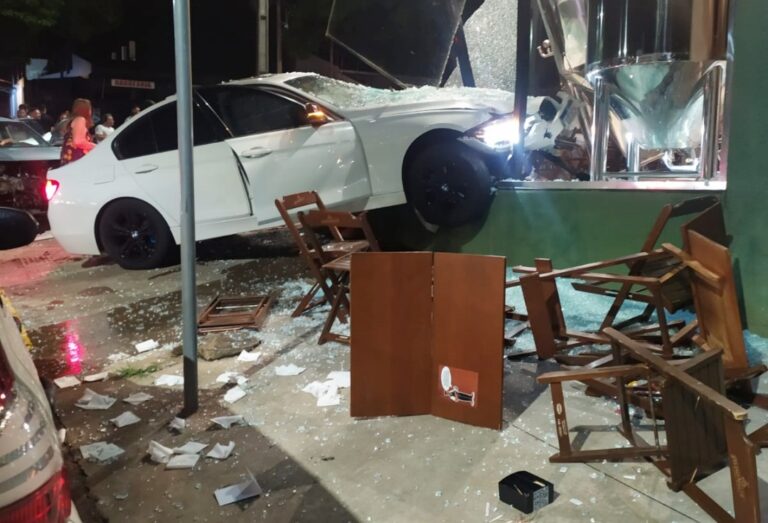 Carro invade cervejaria após colisão na avenida Paraná e pelo menos uma pessoa fica ferida