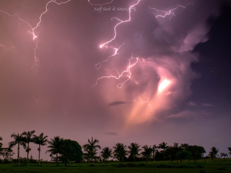 Fotógrafo de Umuarama registra tempestade do tipo supercélula e muitos relâmpagos