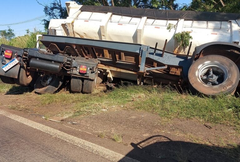 Caminhão carregado com cigarros contrabandeados tomba na PR-323 em Cianorte