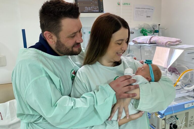 Bebê que nasceu com 32 semanas de gestação recebe alta no Dia Mundial da Prematuridade