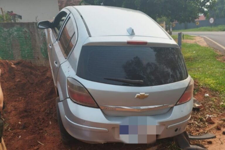 Altônia: Condutor foge de abordagem da PM e acaba batendo carro em barranco