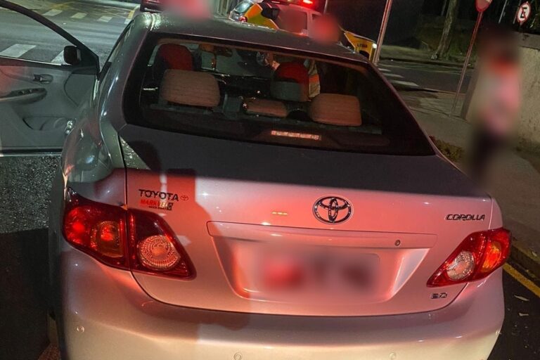 Mulher é presa por embriaguez no volante ao colidir em carro estacionado, em Umuarama