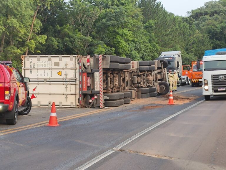 Homem falece após caminhão tombar e prensar cabine conta mureta de proteção em rodovia