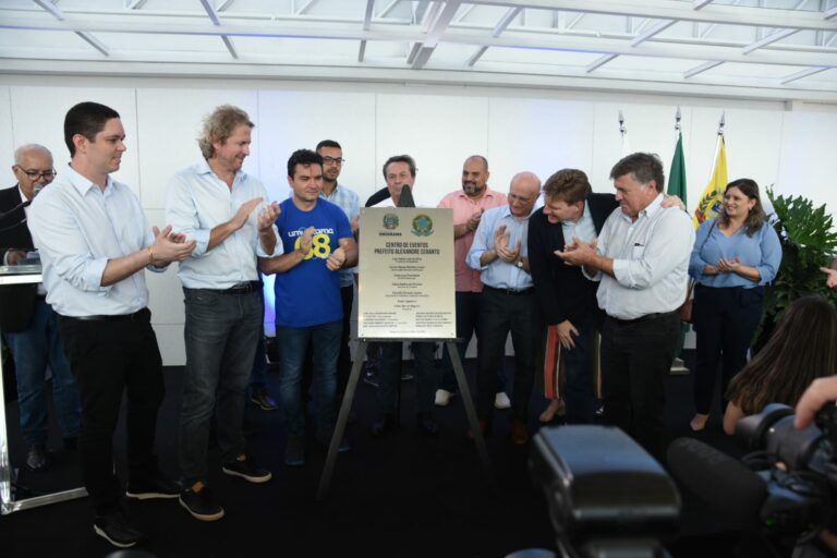 Ministro Celso Sabino e prefeito Celso Pozzobom inauguram o Centro de Eventos de Umuarama