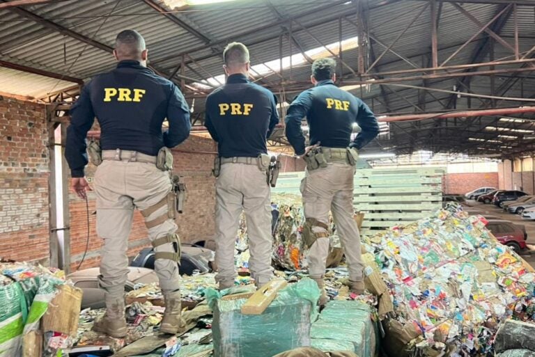 PRF aborda caminhão com lâmpada queimada e encontra mais de 2 toneladas de maconha