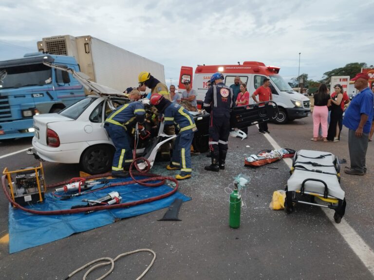 Mãe e filha ficam feridas após grave colisão na PR-323 entre Umuarama e Cruzeiro do Oeste